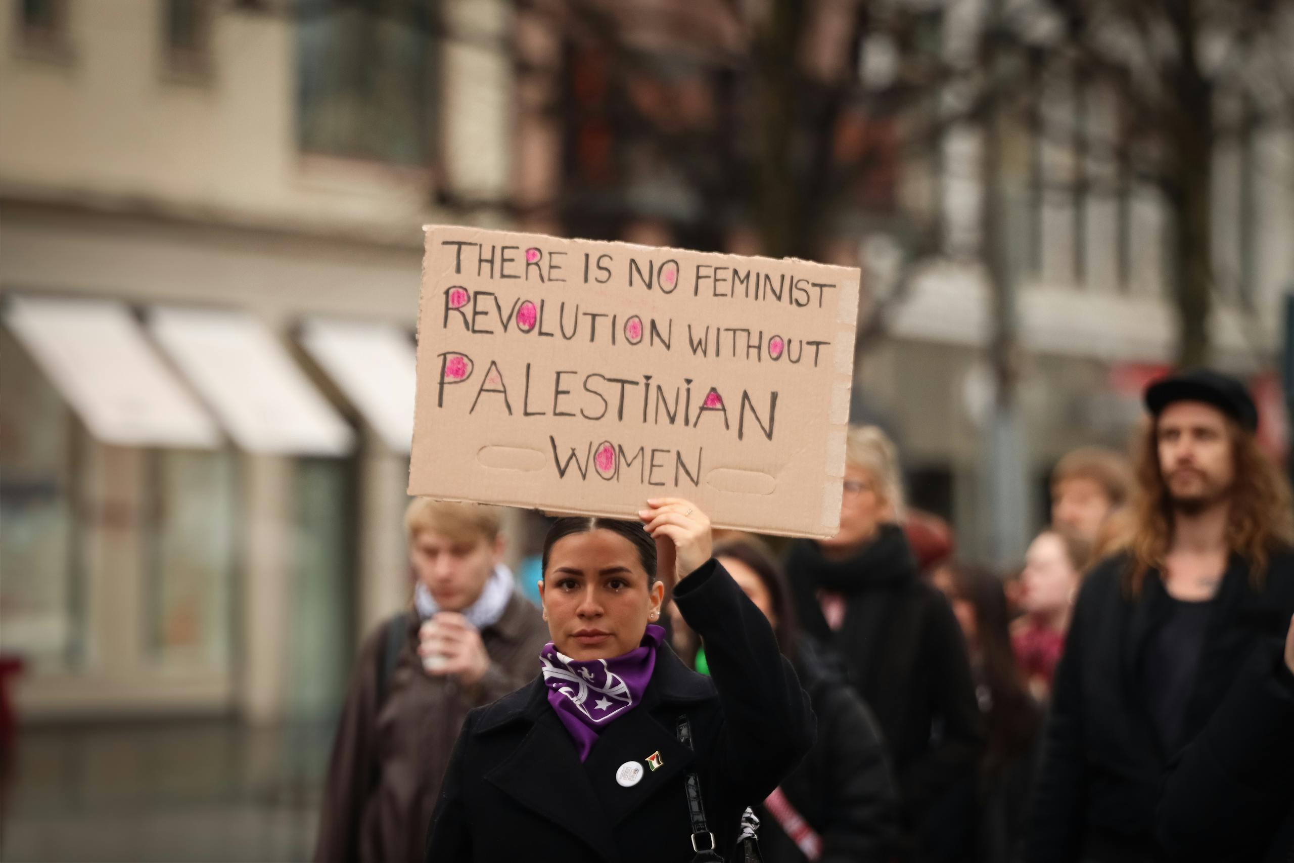 Outdoor protest in Gothenburg advocating for Palestinian women's rights and feminist revolution.